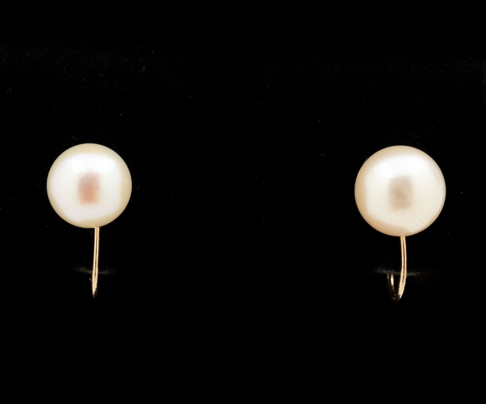 14K Pearl Earrings: Stamped 14k screwback earrings. 8mm and 8.6mm pearls. 1/2" diameter. 1.6 dwt. IMPORTANT: Before bidding, please read the terms and conditions. When you registered for the auction you agreed to these t