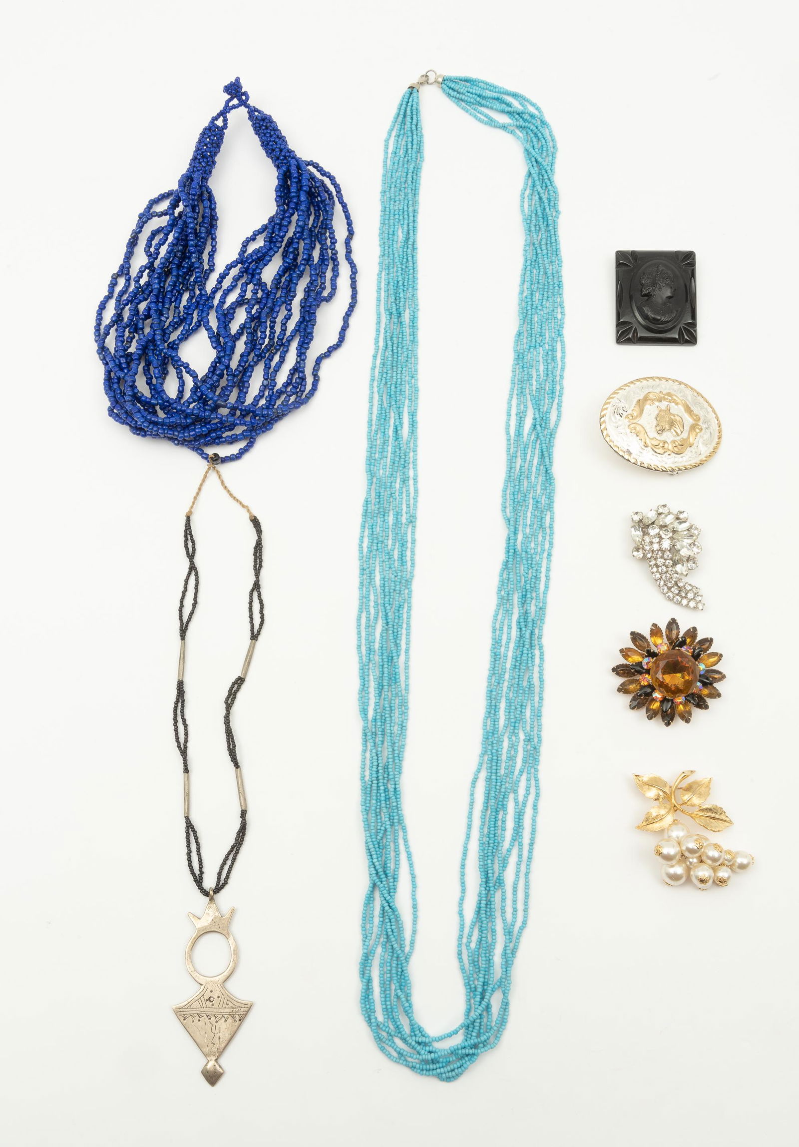 8 Pcs Vintage Costume Jewelry incl Bakelite (1 of 10)