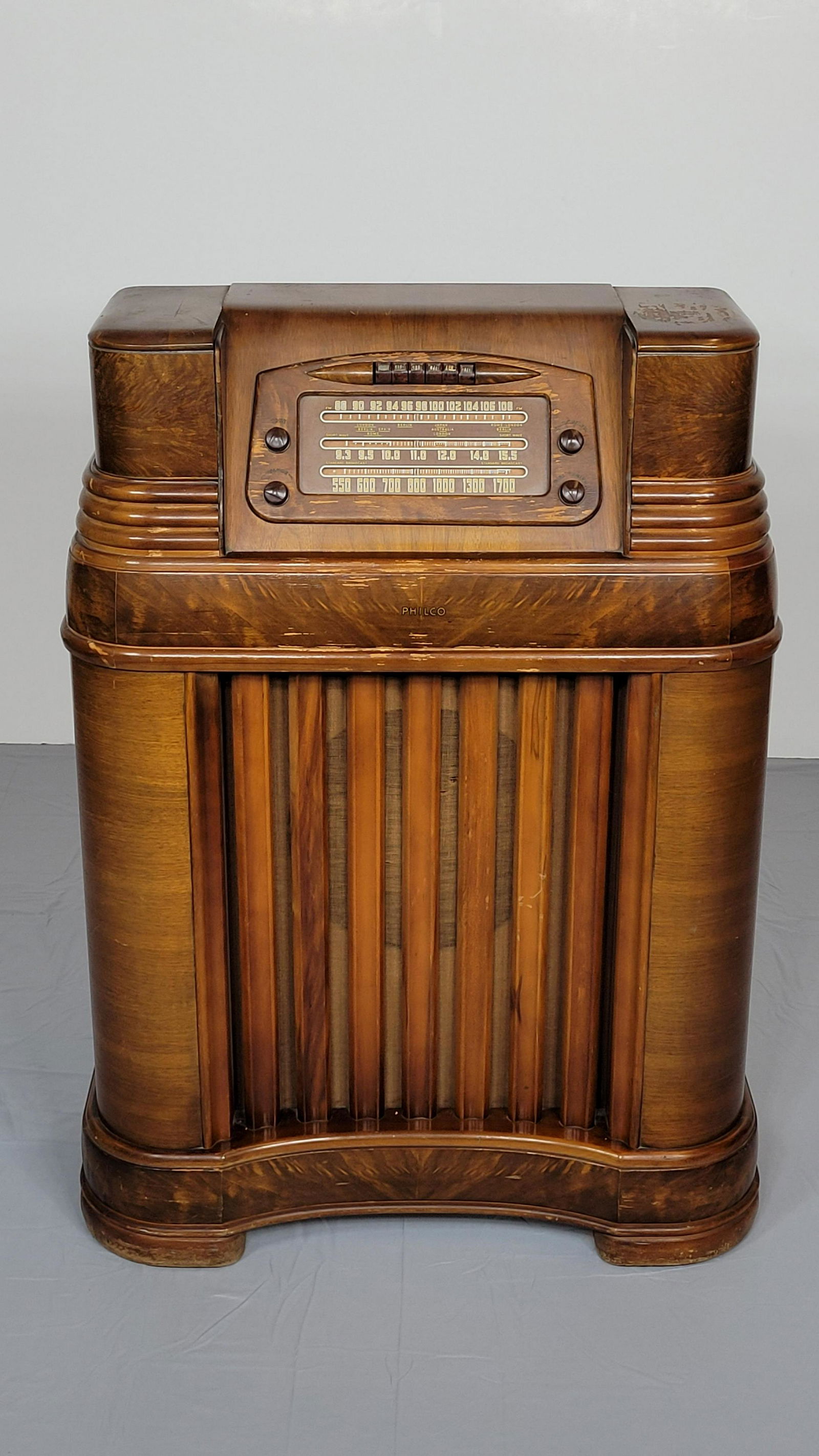 Philco Floor Model Radio (1 of 11)
