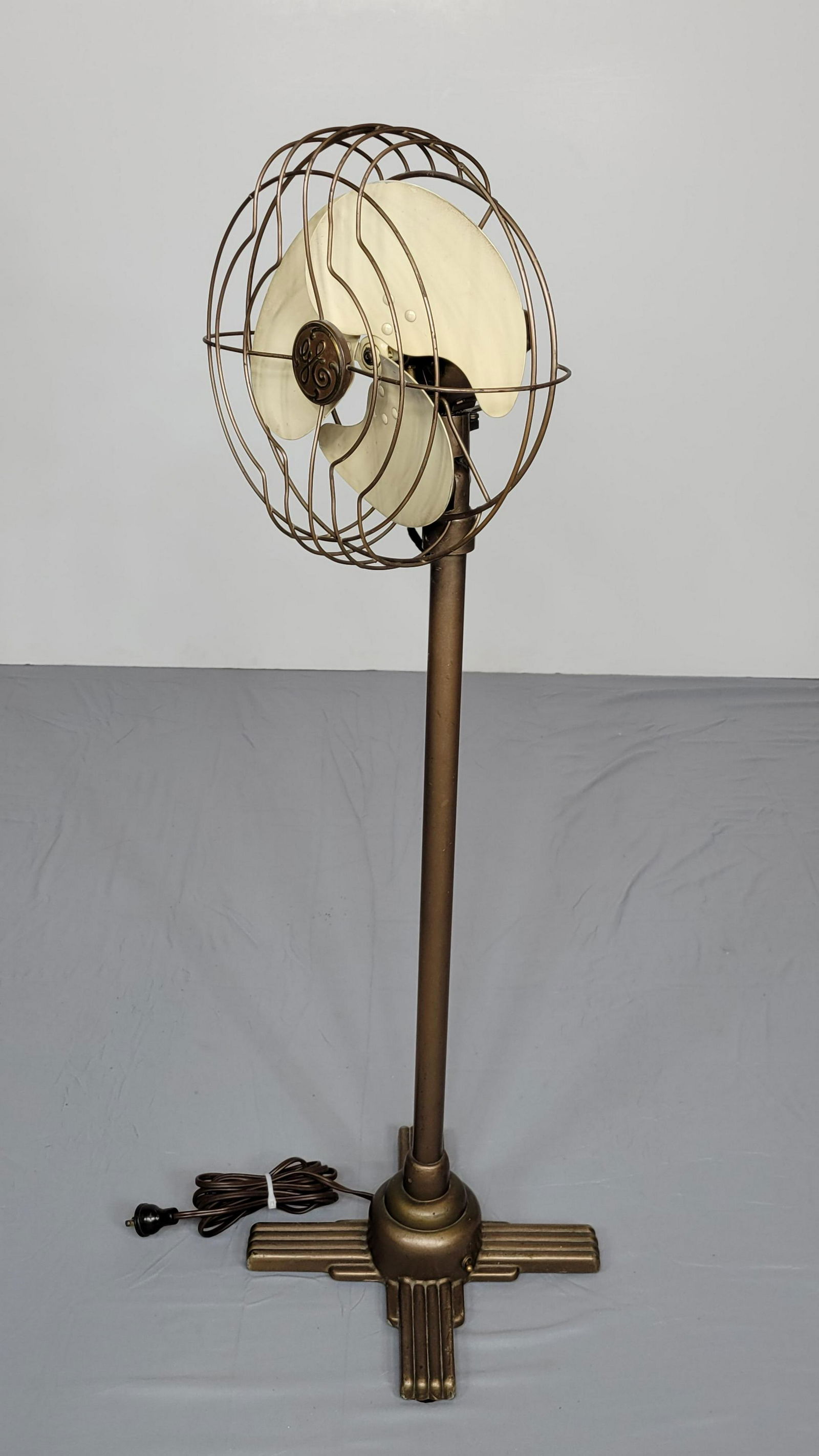 Vintage General Electric Oscillating Fan (1 of 5)