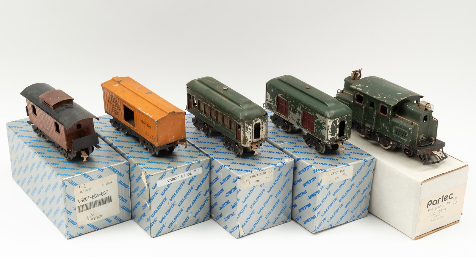 Lionel Lines, NYC Engine, Pullman & 2 Freight Cars (1 of 16)