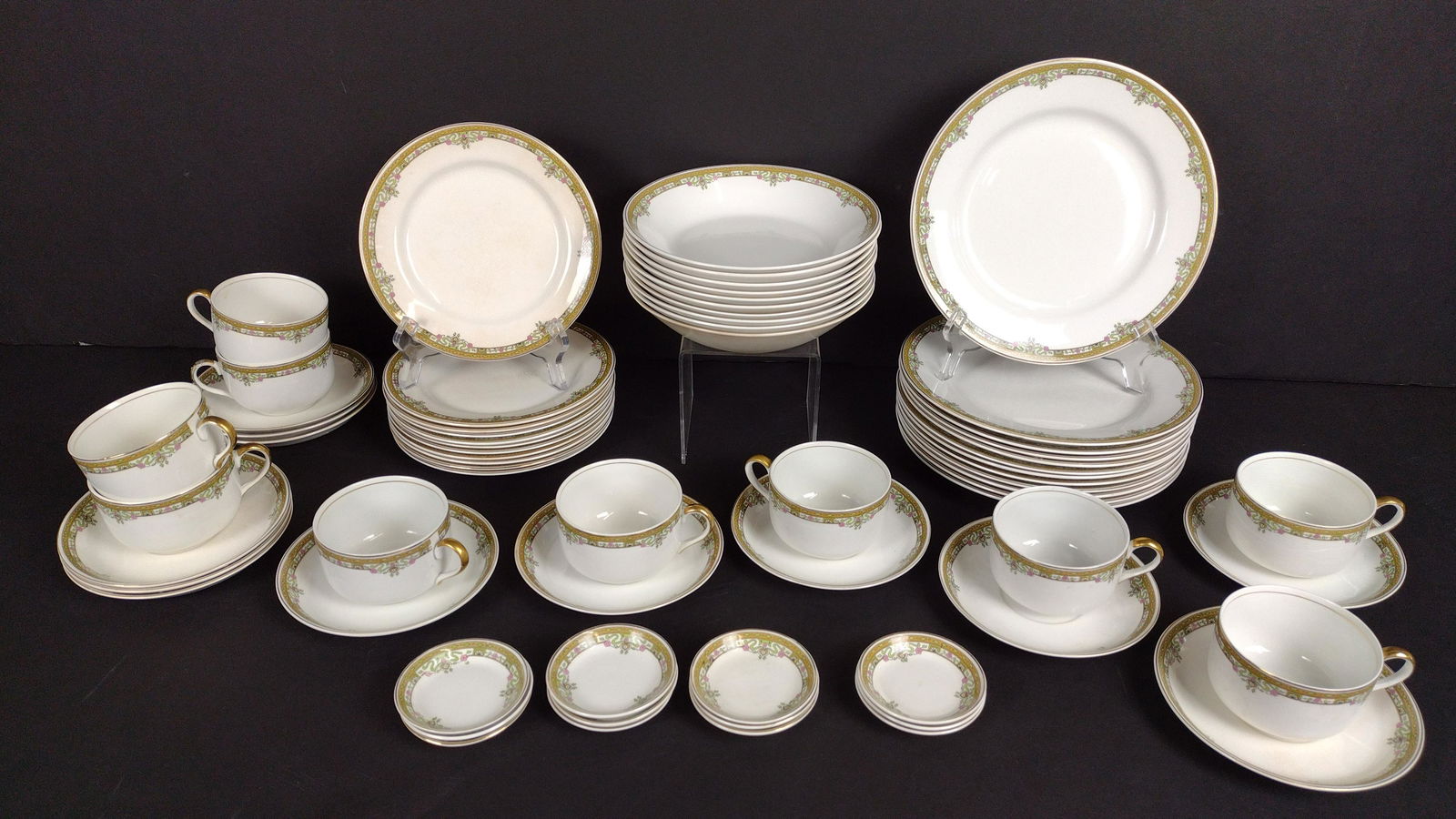 55 Pcs Johnson Bros. Porcelain Dinnerware (1 of 3)