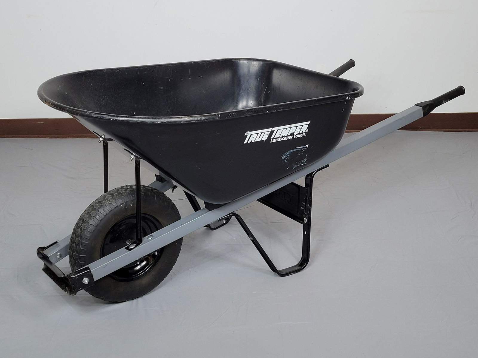True Temper Wheelbarrow (1 of 4)