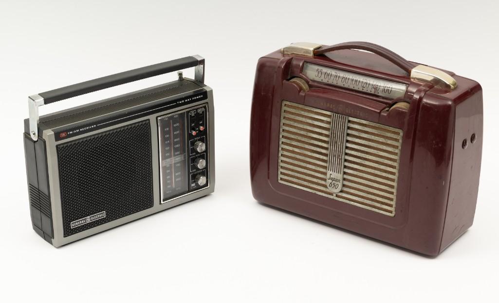 2 Vintage General Electric Radios (1 of 6)