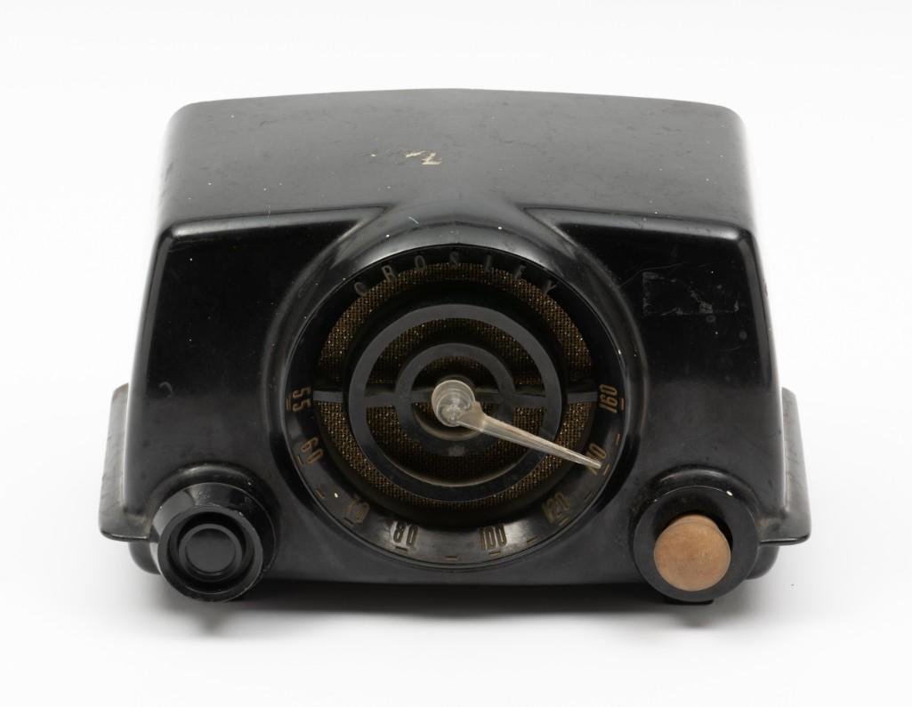 Crosley Model 11-104U Bakelite Radio (1 of 4)