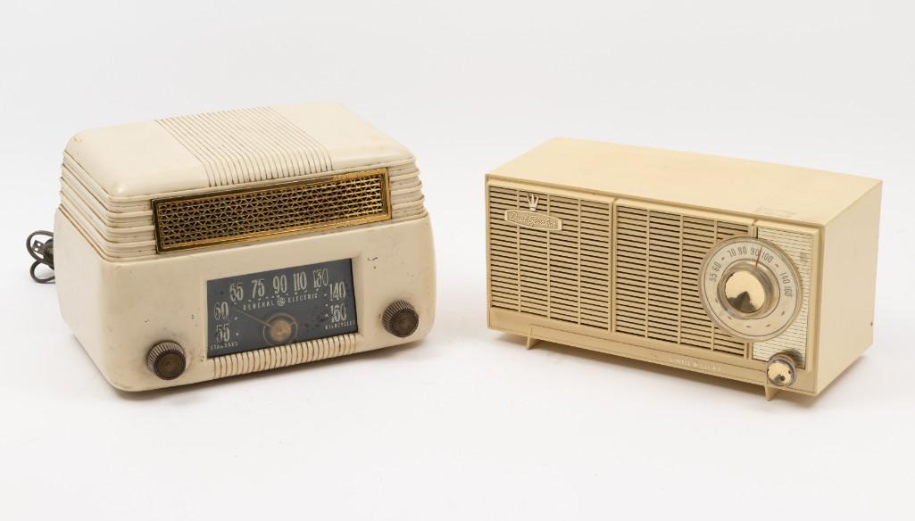 2 General Electric Vintage Radios (1 of 12)