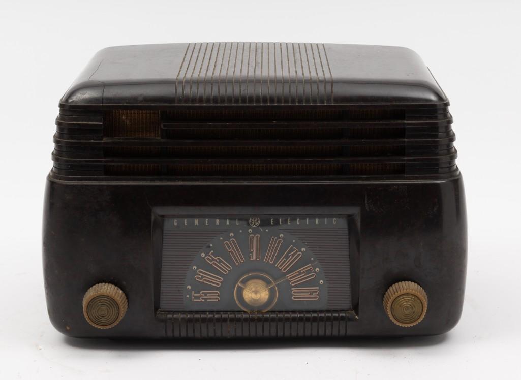 Vintage General Electric Tube Radio (1 of 5)