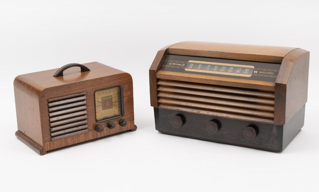2 Vintage Wood Radios Incl RCA Victor (1 of 12)