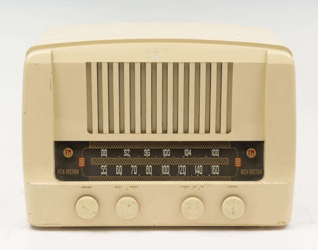 RCA Victor Model 68R2 Vintage Radio (1 of 5)