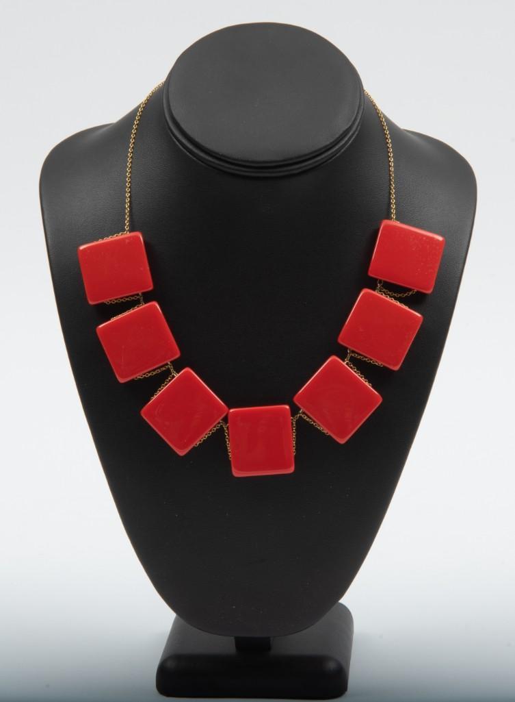Retro Bakelite Necklace: 18-7/8" long. Each pendant 1-1/8" high. MH. IMPORTANT: Before bidding, please read the terms and conditions. When you registered for the auction you agreed to these terms and will be required to compl