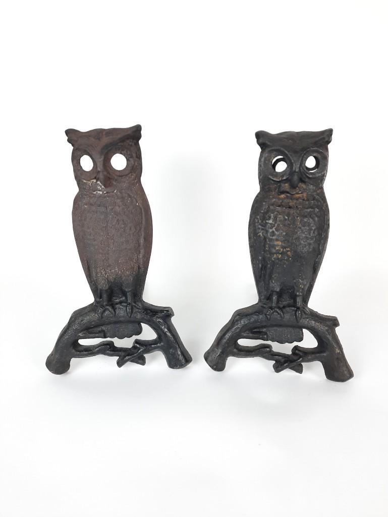 Cast Iron Owl Andirons: Each 9-1/2" wide x 12-1/2" deep x 15-1/2" high. Some finish loss and rust. LR IMPORTANT: Before bidding, please read the terms and conditions. When you registered for the auction you agreed to these t