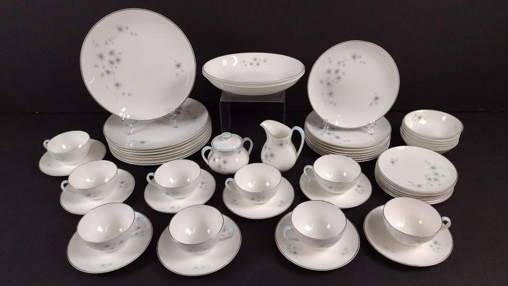 52 Pcs Royal Doulton Thistledown Dinnerware (1 of 3)