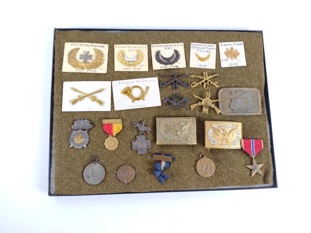 Group of US Military Pins, Insignia, & Buckles (1 of 1)