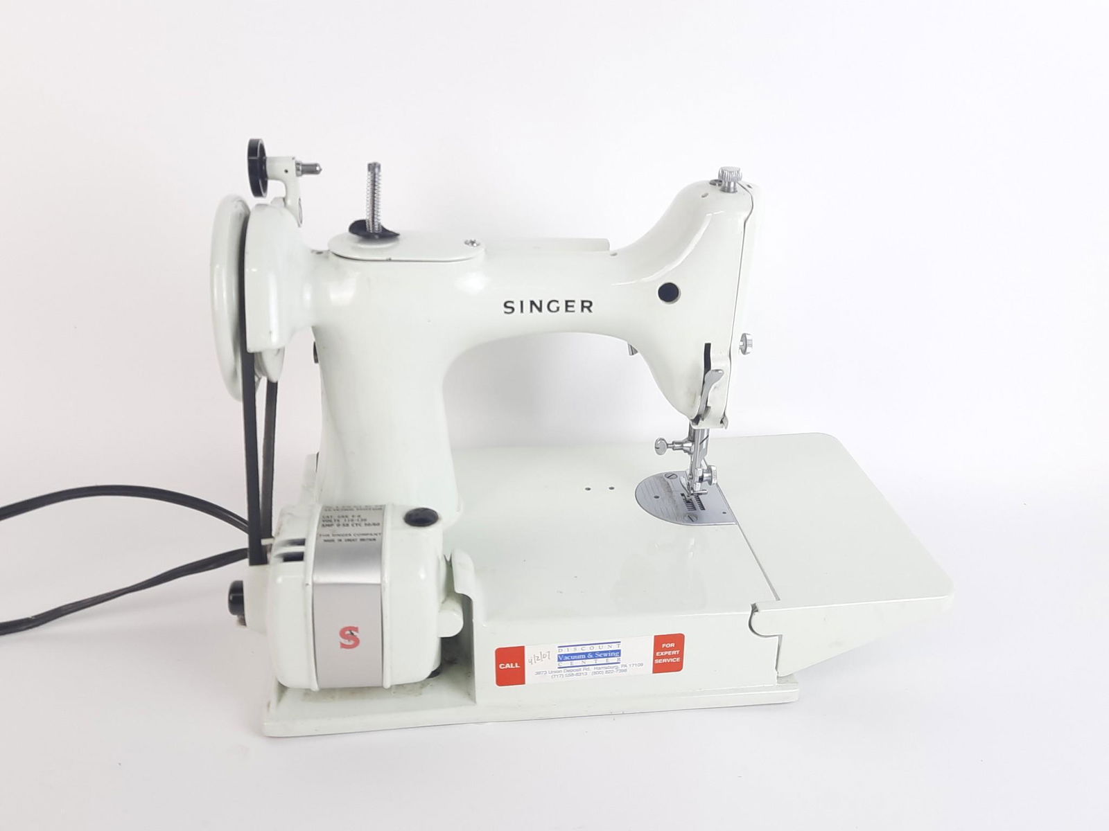Singer Featherweight Sewing Machine with Case (1 of 5)