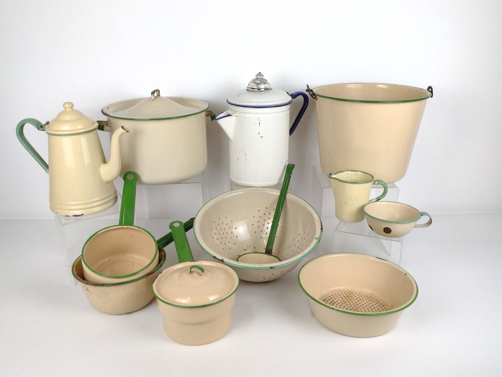 12 Pcs Enameled Kitchenware (1 of 11)