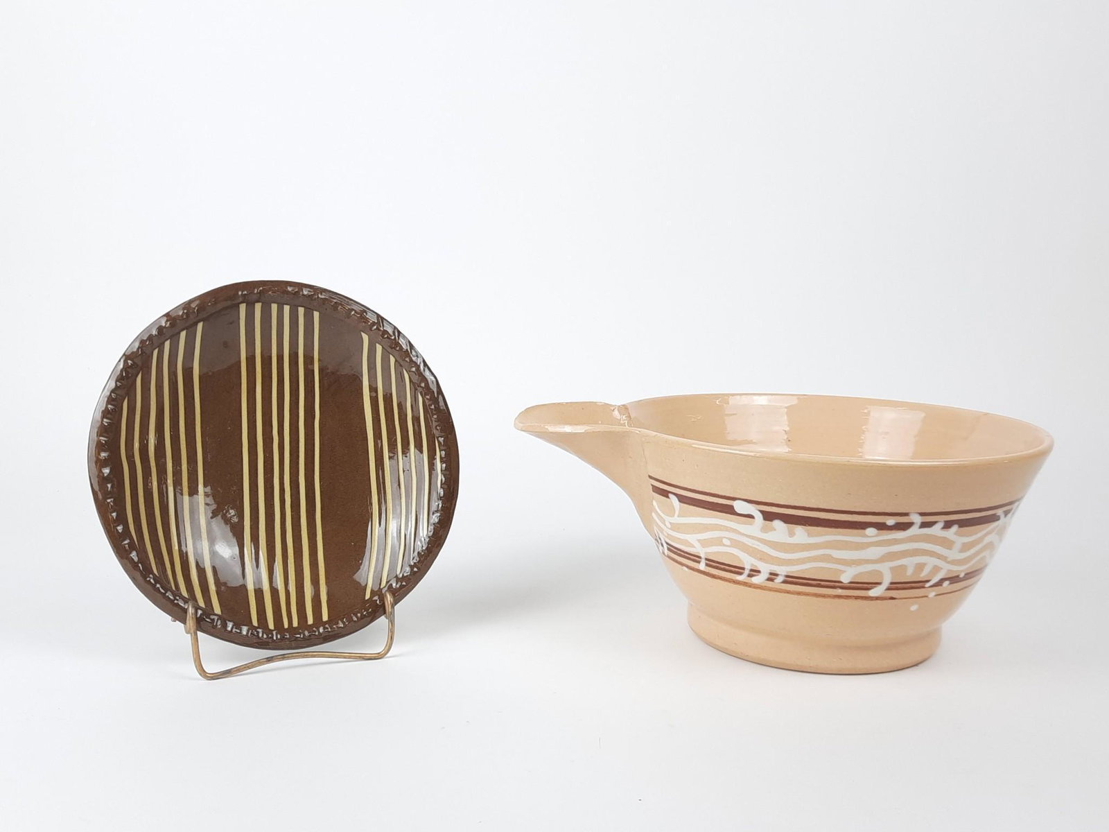 East Knoll Batter Bowl and Willamsburg Plate: Plate: 7" diameter. Bowl: 4-1/2" high. Repair at bottom. LR IMPORTANT: Before bidding, please read the terms and conditions. When you registered for the auction you agreed to these terms and will be r