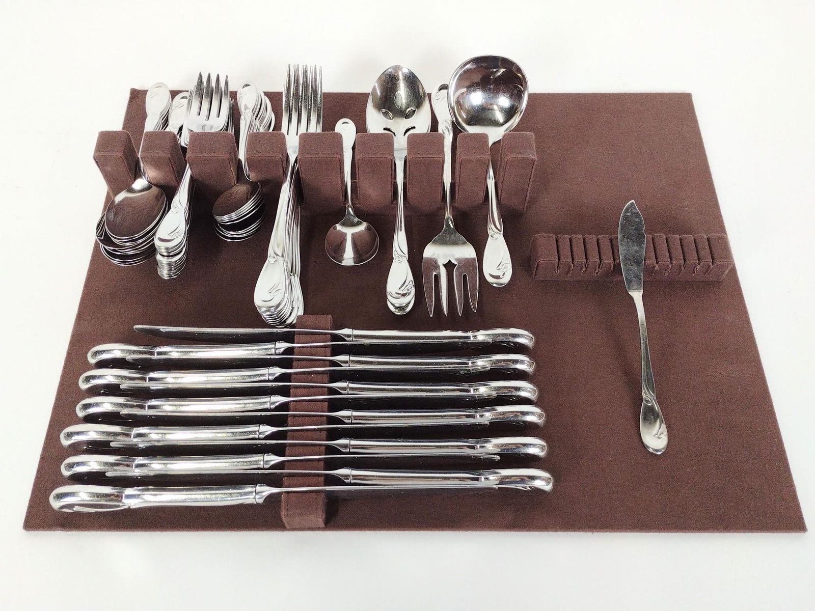 63 Pcs Oneida Deluxe Stainless Flatware (1 of 5)