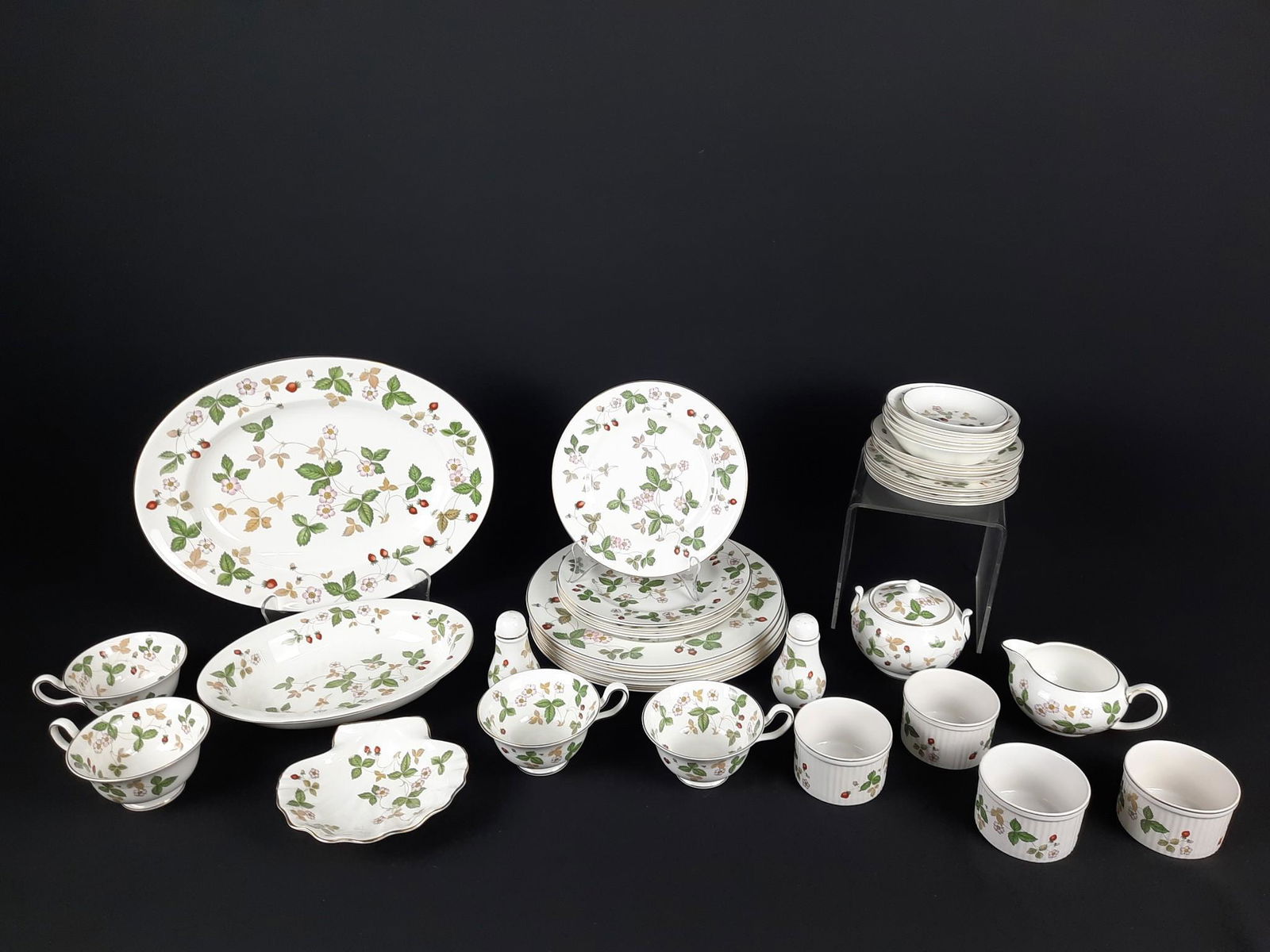 32 Pcs Wedgwood Wild Strawberry Dinnerware (1 of 3)