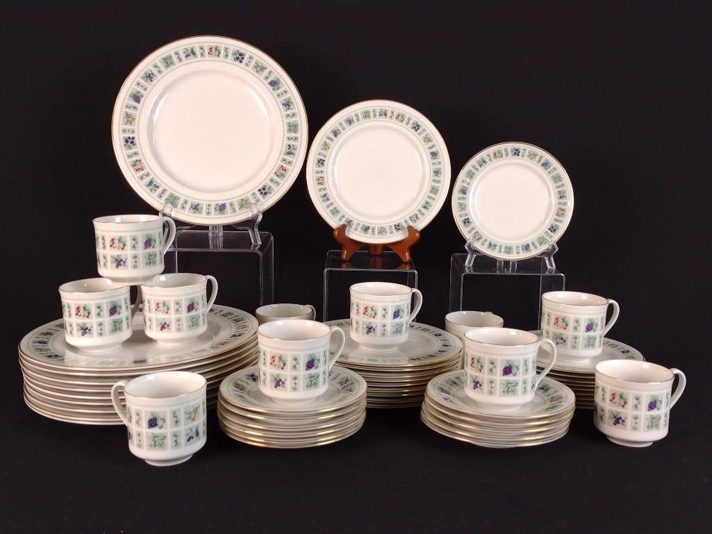 52 Pcs Royal Doulton Tapestry Dinnerware (1 of 3)