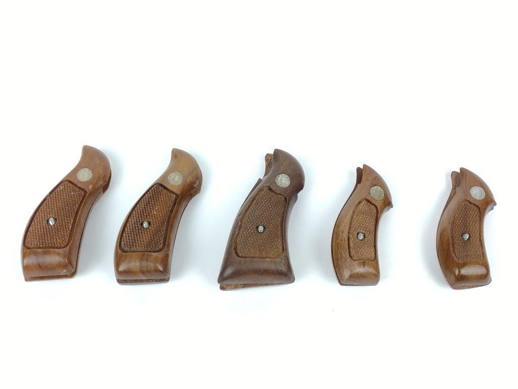 5 Smith And Wesson Gun Grips: Large 2" wide X 4" high. Small 1" wide X 3-3/4" high. MG. IMPORTANT: Before bidding, please read the terms and conditions. When you registered for the auction you agreed to these terms and will be req