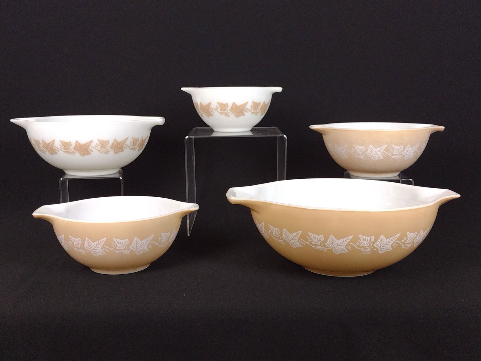 5 Sandalwood Cinderlla Pyrex Nesting Bowls (1 of 2)