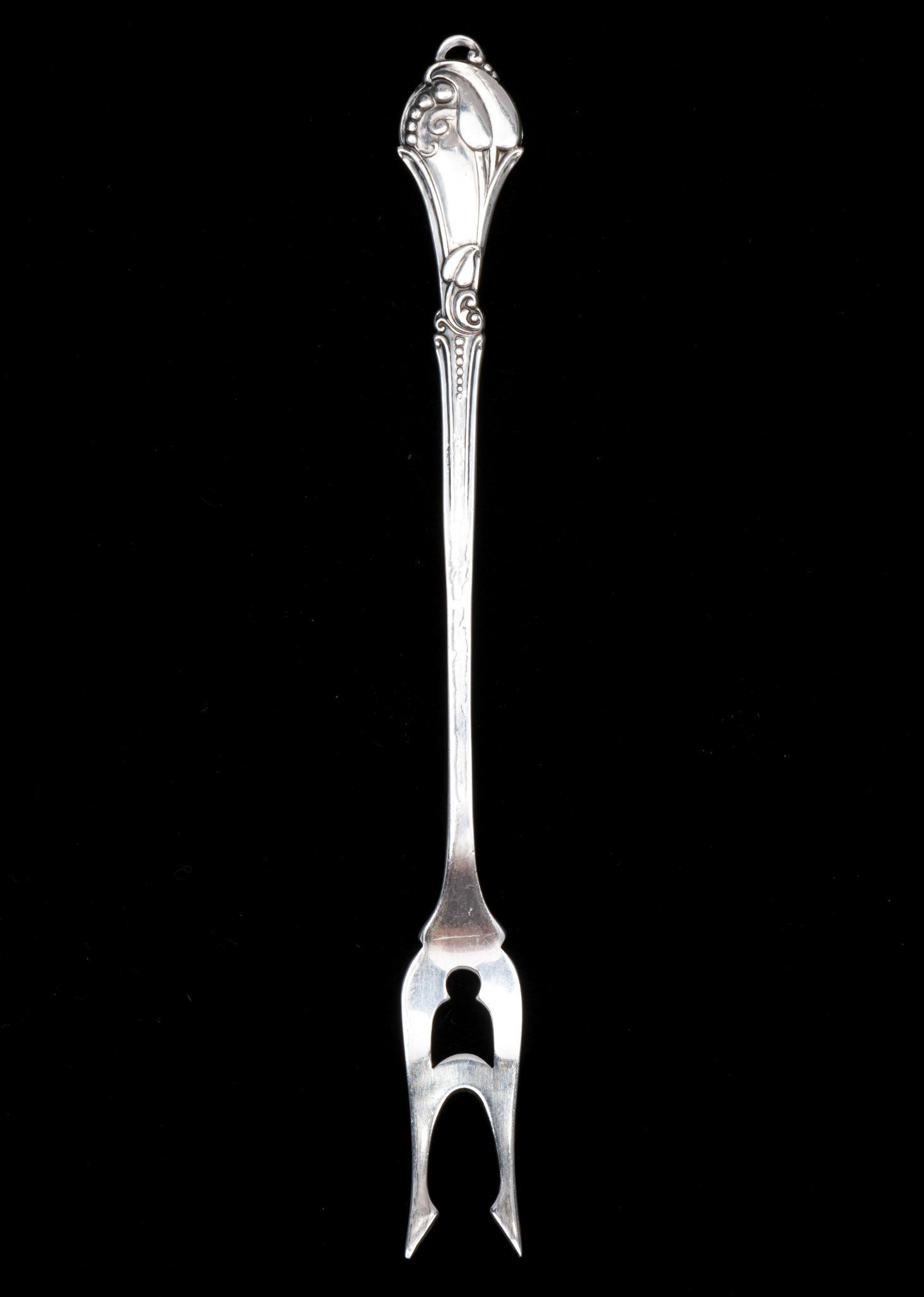 Webster Co. Sterling Seafood Fork: Webster Company Sterling seafood fork. Pattern WSC4, 1910. 5-1/2" long. 0.4 troy ounces. KE. IMPORTANT: Before bidding, please read the terms and conditions. When you registered for the auction you ag
