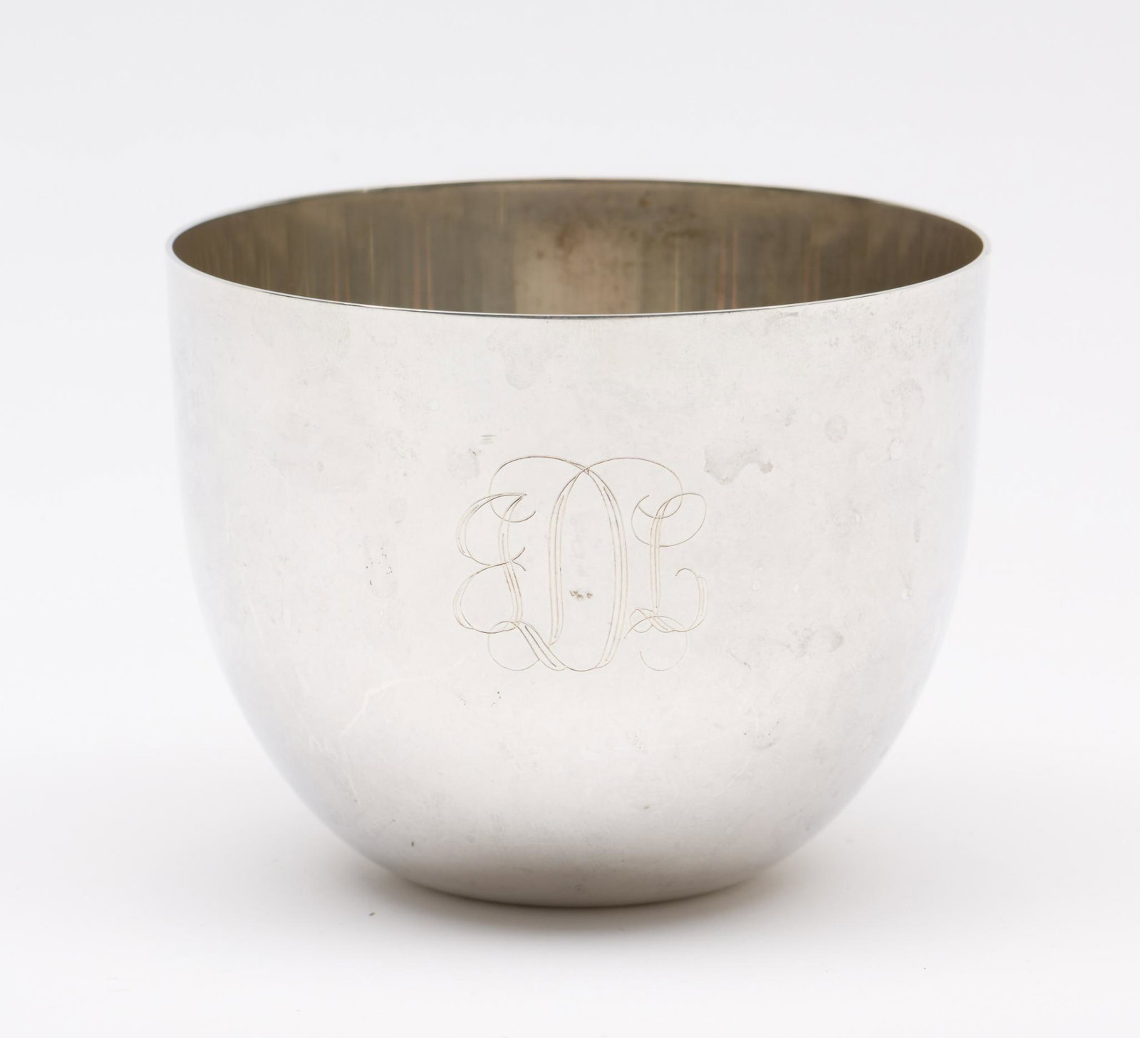 Salisbury Sterling Jefferson Cup: Salisbury Sterling Jefferson cup. Monogrammed. Salisbury (1972 - present) operates from Easton, Maryland. 2-3/4" high x 3-1/4" diameter. 4.7 troy ounces. KE. IMPORTANT: Before bidding, please read the
