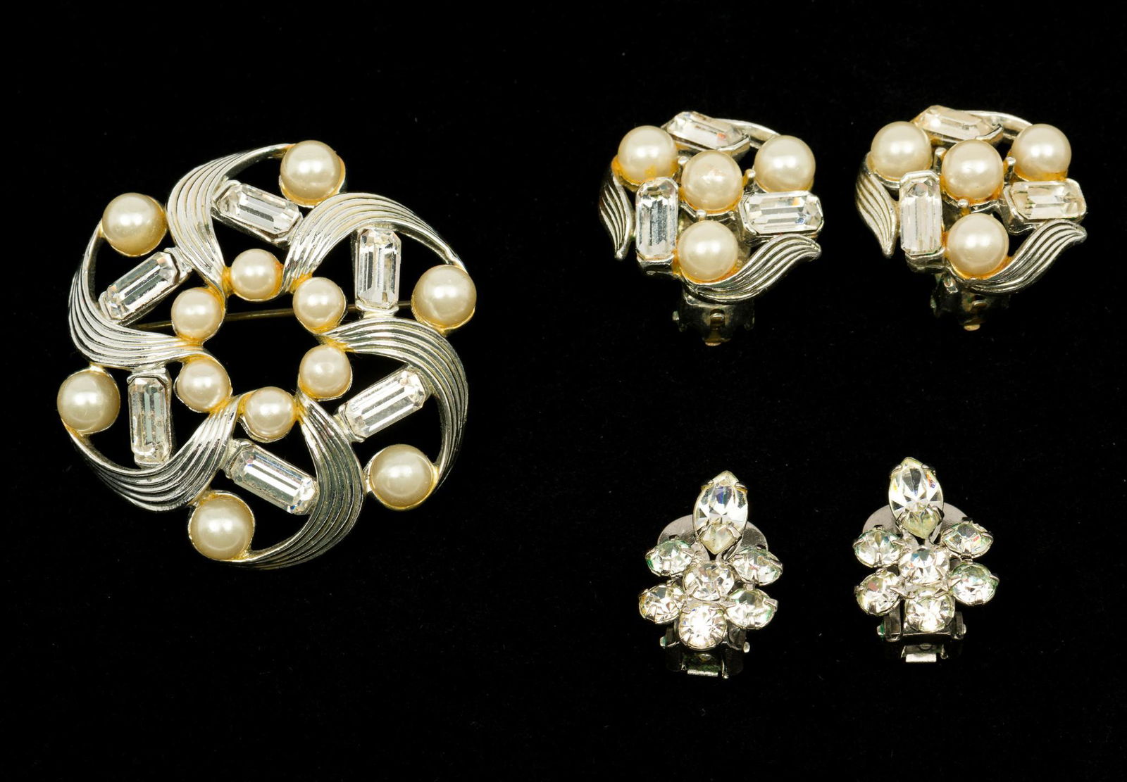 5 Pcs Vintage Costume Jewelry Incl Lisner (1 of 2)