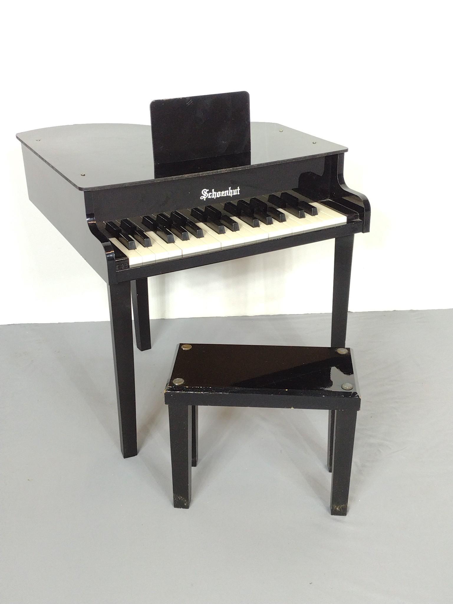 Schoenhut Child's Piano (1 of 4)