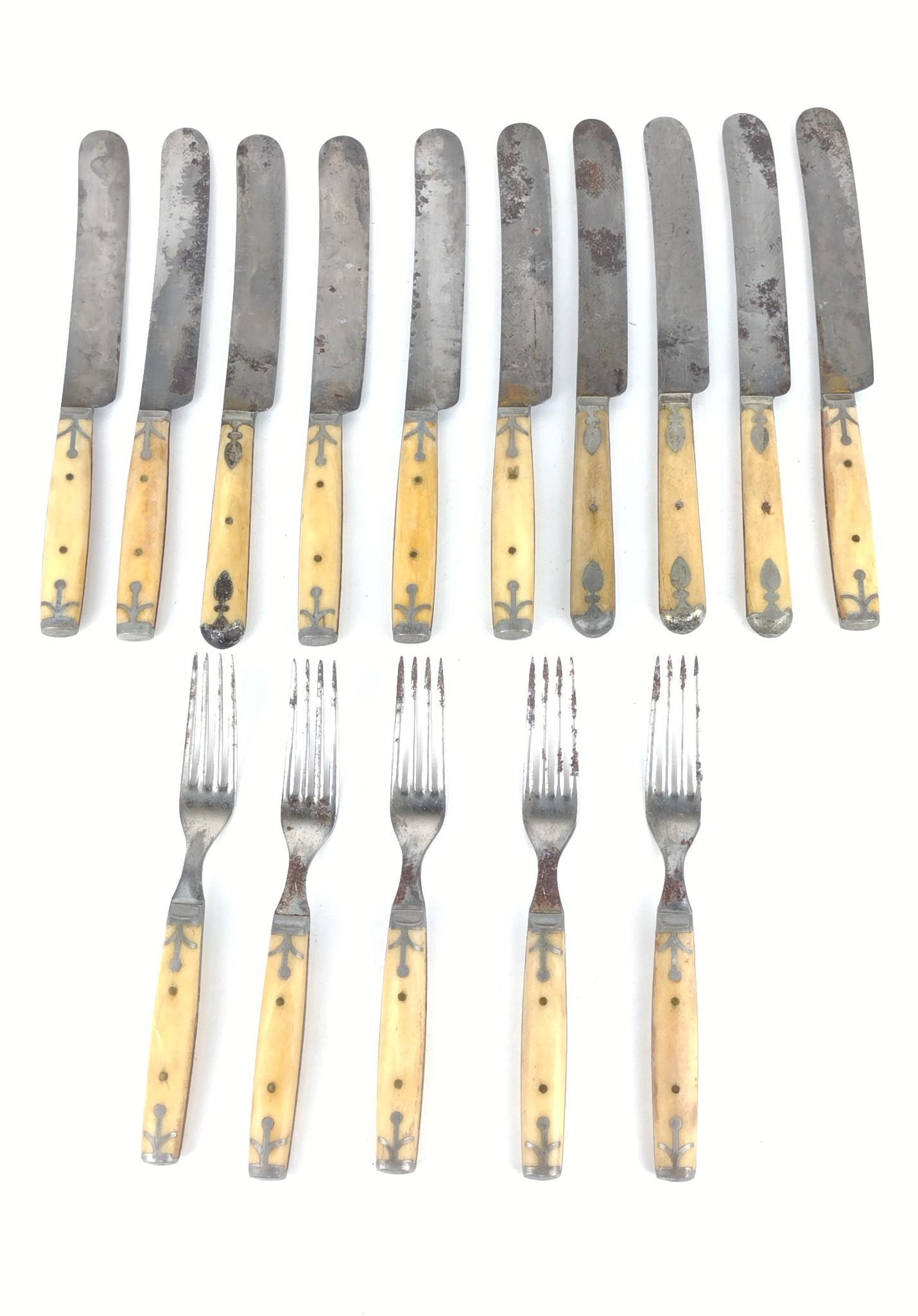 15 Pcs Vintage Bone Handled Flatware: 7-1/2" to 9-1/4" long. Some rusting. KE. IMPORTANT: Before bidding, please read the terms and conditions. When you registered for the auction you agreed to these terms and will be required to comply w