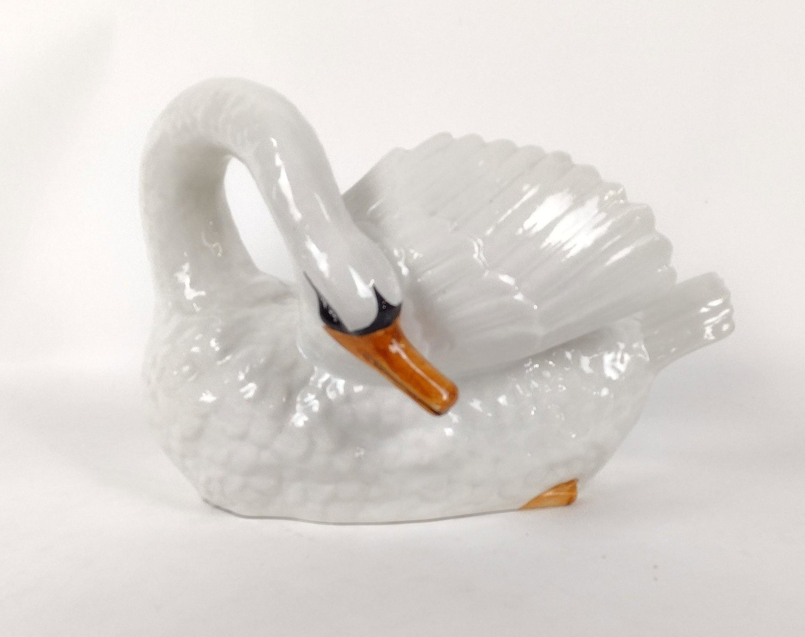 Imperial Royale Swan Planter: 17" wide, 13" diameter, and 12" high. MEG IMPORTANT: Before bidding, please read the terms and conditions. When you registered for the auction you agreed to these terms and will be required to comply 