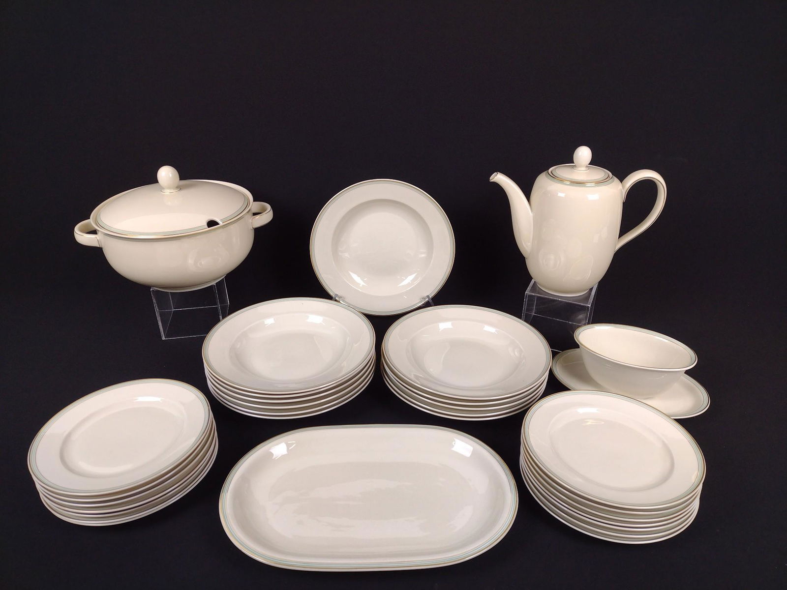 30 Pc Hutschenreuther "Jurvel" Dinnerware (1 of 8)