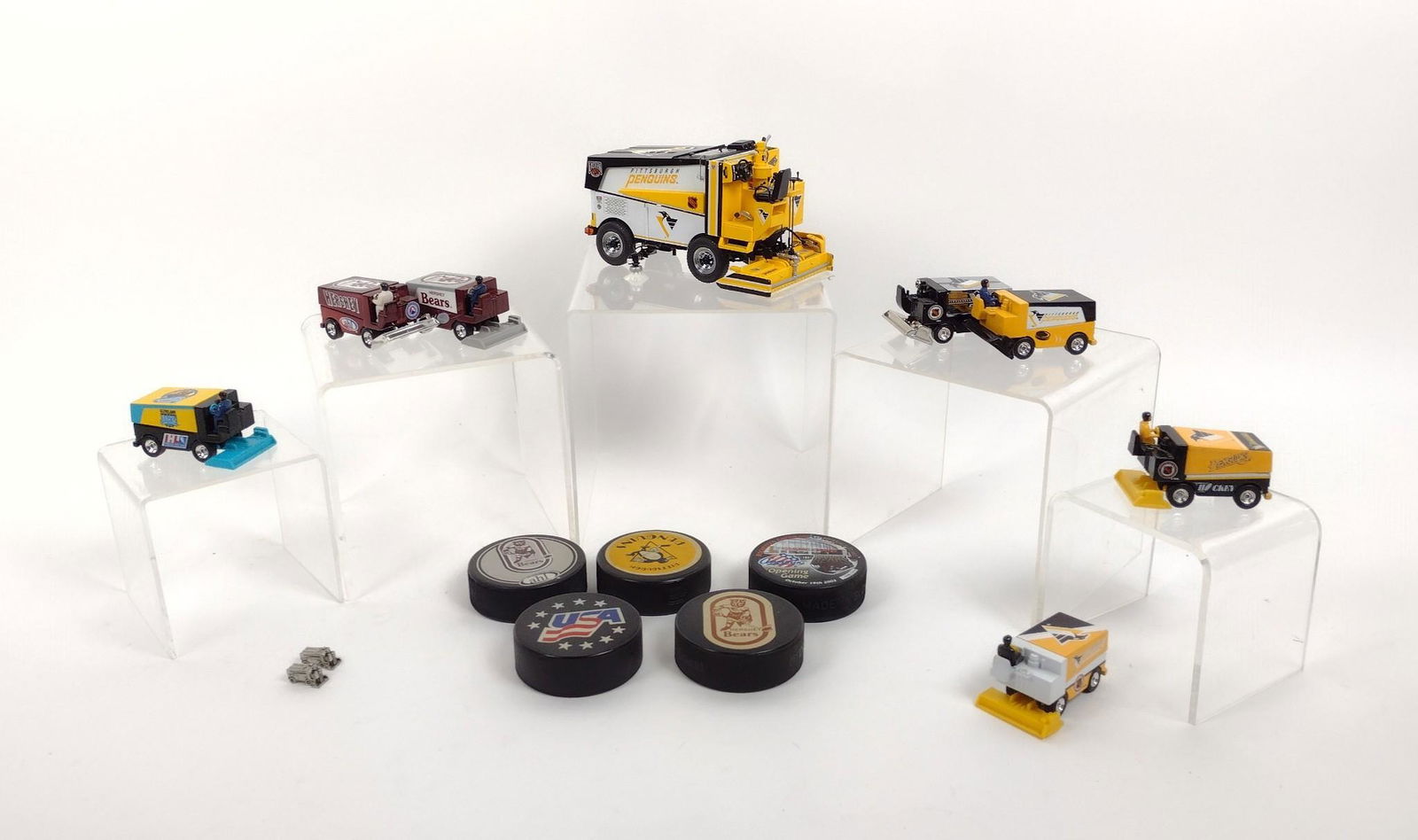 16 Ice Hockey Figurines and Pucks (1 of 16)