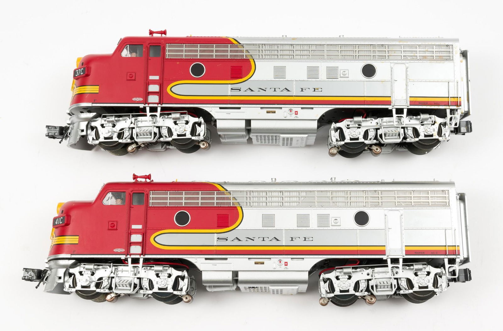 2 Atlas Santa Fe Locos Powered & Non in OBs (1 of 6)