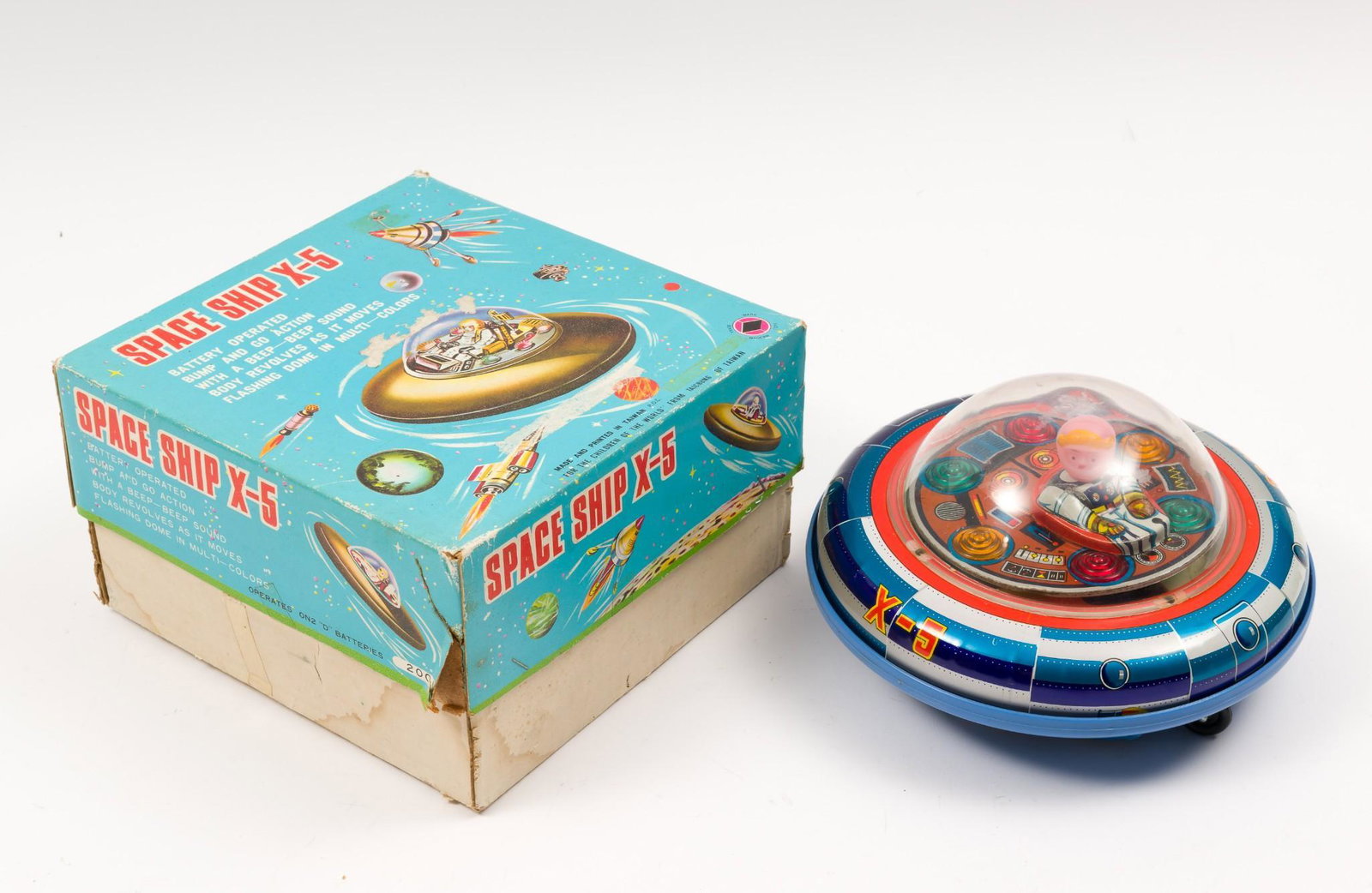 Space Ship X-5 in OB: Made by Taichung of Taiwan, trademarked by Modern Toys. Battery operated. No. 9515. Working. Still operates while in the off position. In original box. Box with wear. RM IMPORTANT: Before bidding, ple