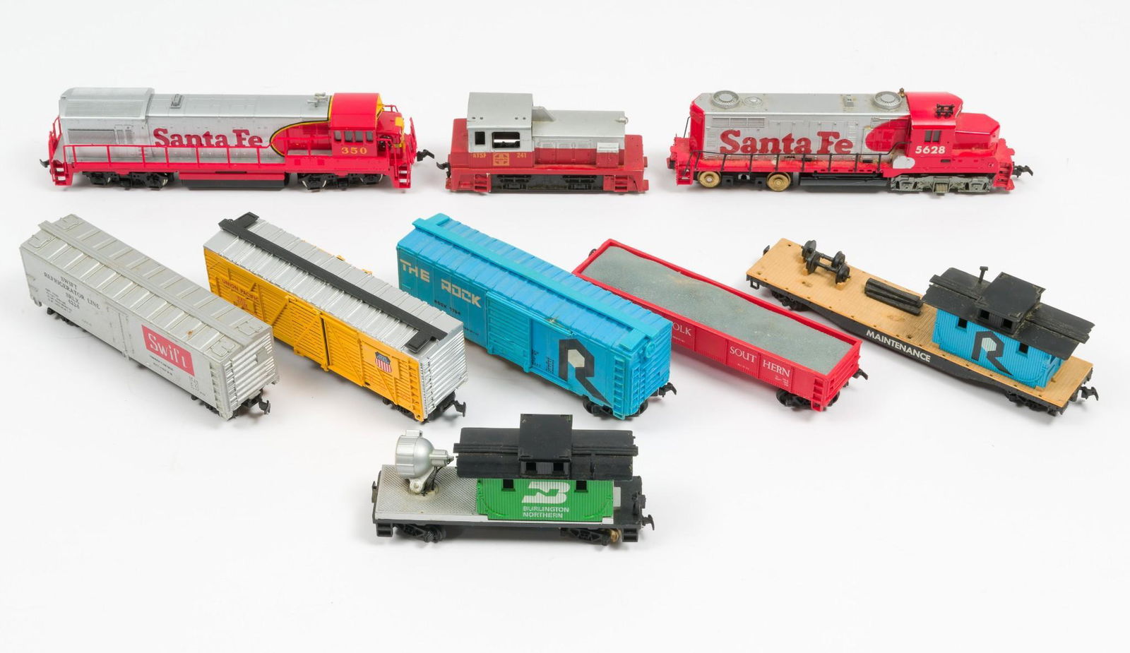 9 Tyco & Bachmann Santa Fe Engines & Freight Cars (1 of 19)