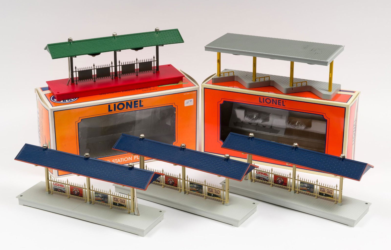 5 Lionel Illuminated Platforms, 2 with OBs (1 of 6)