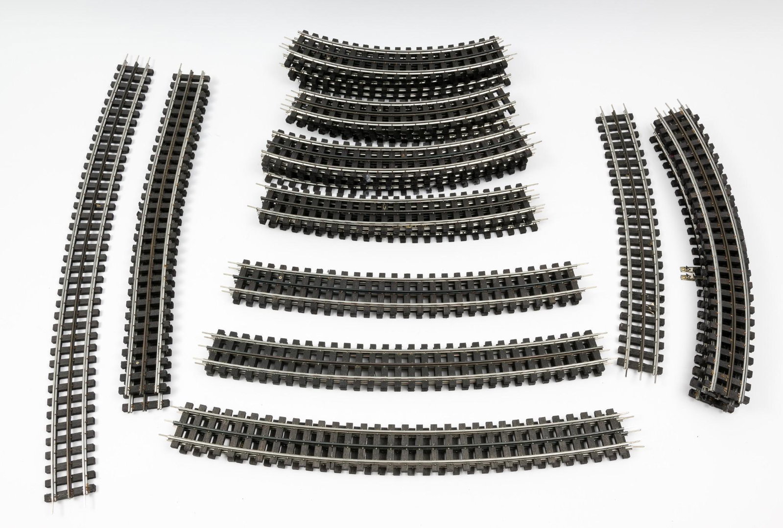 30 Pieces Ross Custom Track: Nine pieces 031, four pieces 036, four pieces 042, three pieces 054, two pieces 040, one piece 080, two pieces 088, two pieces 096, one pieces 128, and two pieces 104. Each has been removed from a set