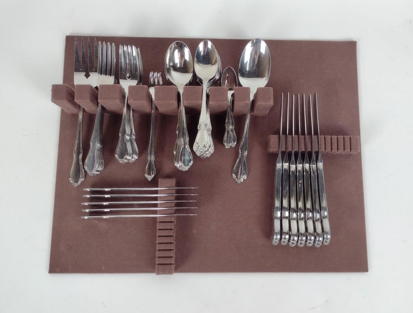 Oneida Deluxe Stainless Flatware Set (1 of 3)