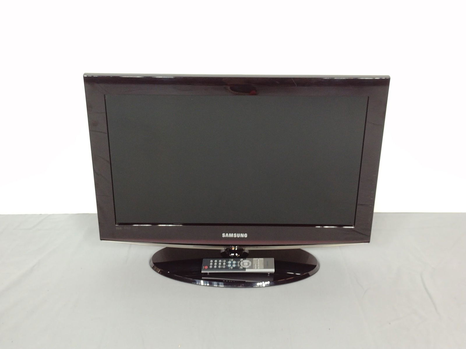 Samsung 26" Flat Screen Tv With Remote (1 of 4)