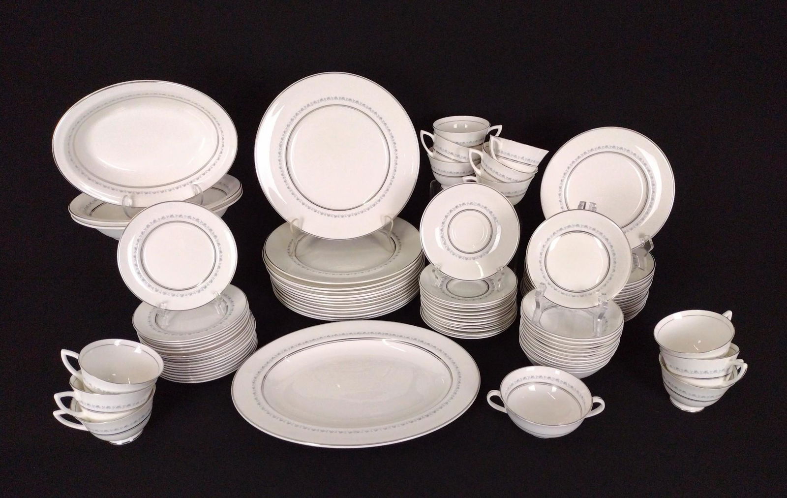 87 Pcs Royal Doulten "Tiara" Dinnerware (1 of 4)