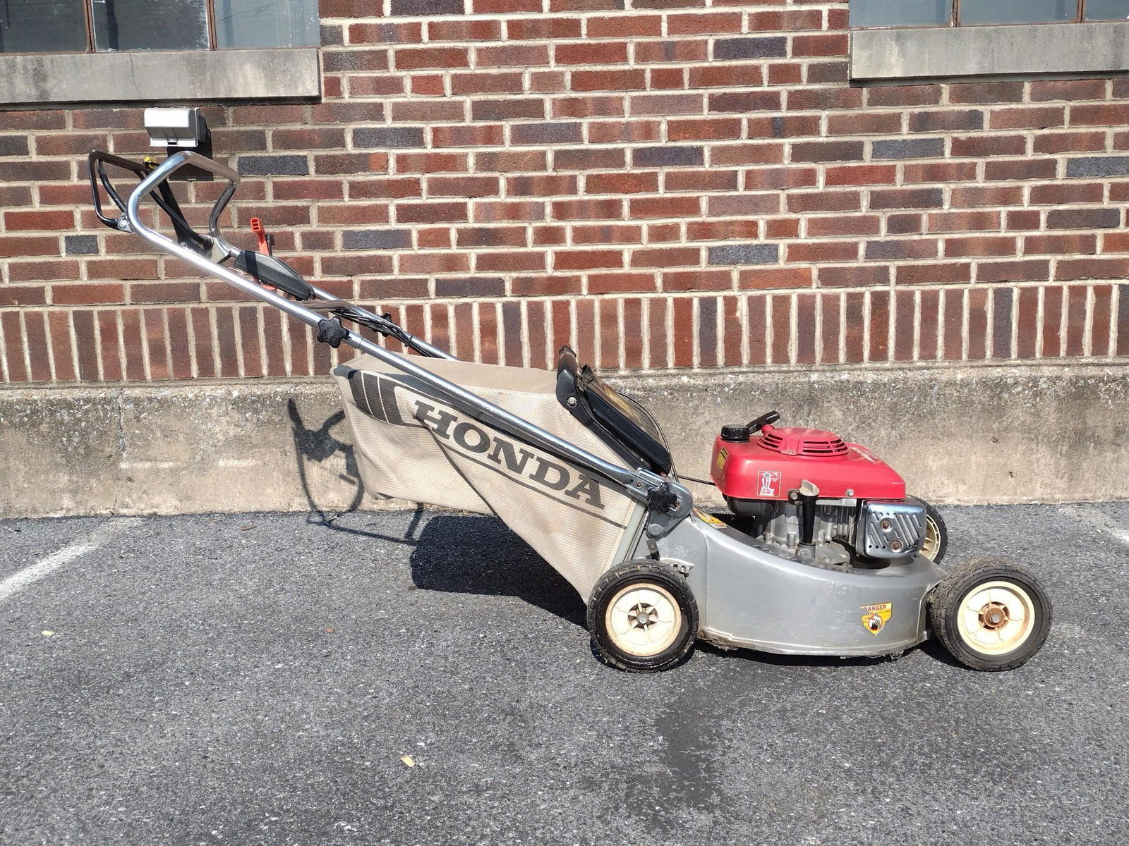 Honda HR215 Self Propelled Mower (1 of 6)