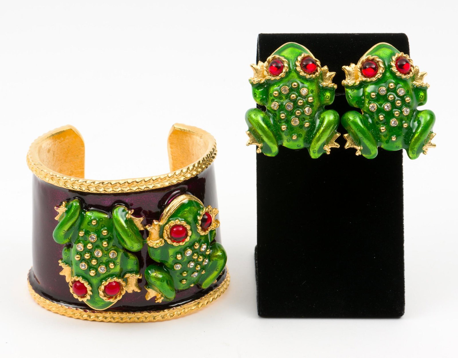 Vintage Oscar Enamel Frog Cuff & Earrings: Cuff bracelet 2-5/8" diameter with 1-1/4" opening, 2-1/4" wide. Clip on earrings 1-5/8" long. MH IMPORTANT: Before bidding, please read the terms and conditions. When you registered for the auction yo