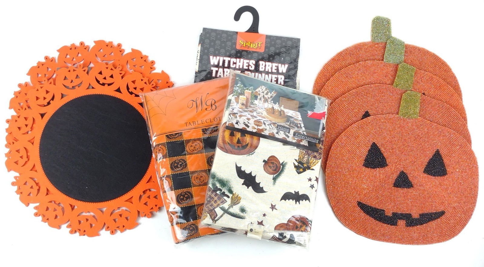 9 Halloween Table Clothes & Placemats (1 of 4)