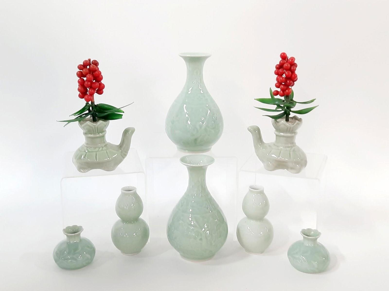8 Pcs Celadon incl Turtle Berry Arrangements (1 of 5)