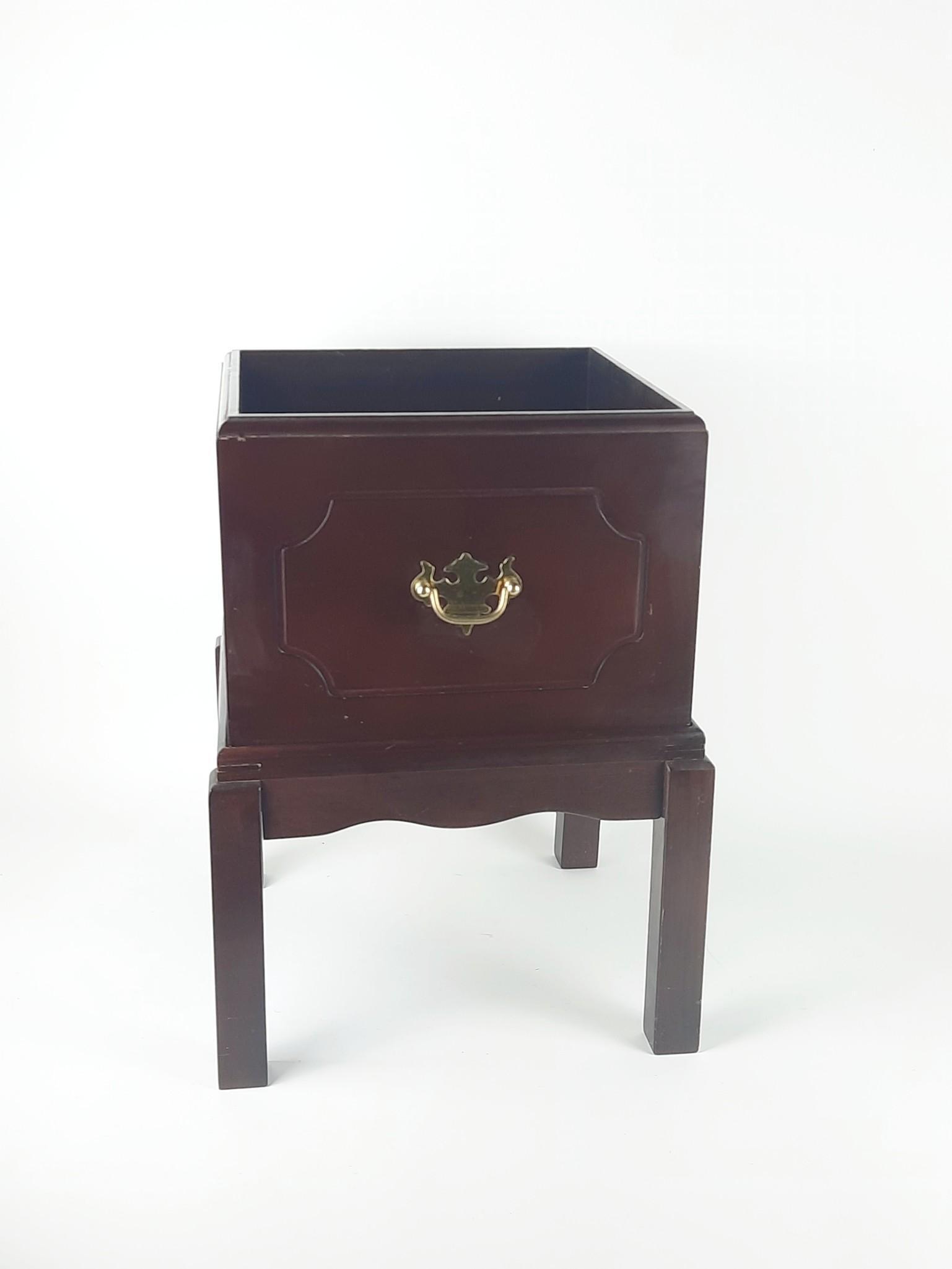 The Bombay Co Planter Box on Stand (1 of 3)