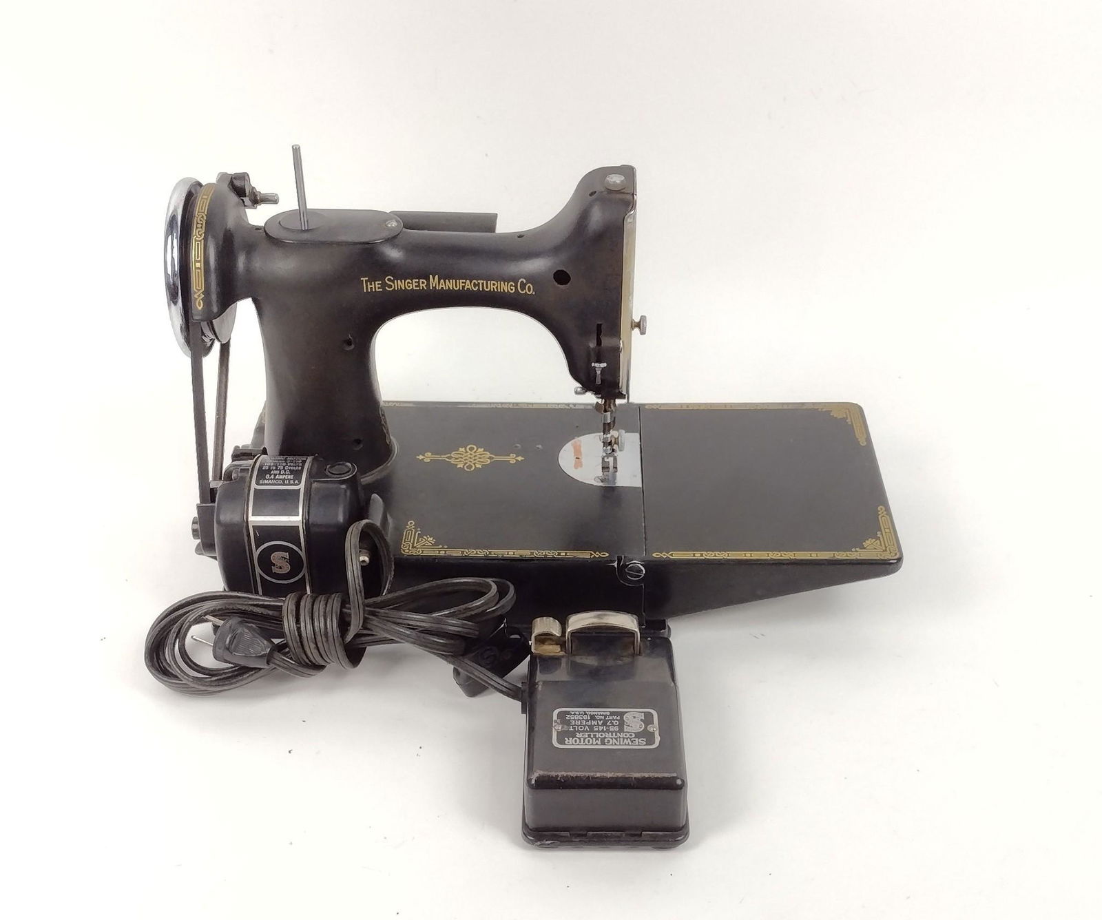 Singer Featherweight 221 Sewing Machine (1 of 6)