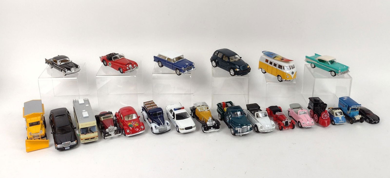 22 Die Cast Cars: Makers: Days Gone, KinSmart, Ertel, Welly, Corgi, Hot Wheels, MC Toy, GreenLight, Jul, Gearbox Collectibles, Road Champ, and Saieo. MEG IMPORTANT: Before bidding, please read the terms and conditions.