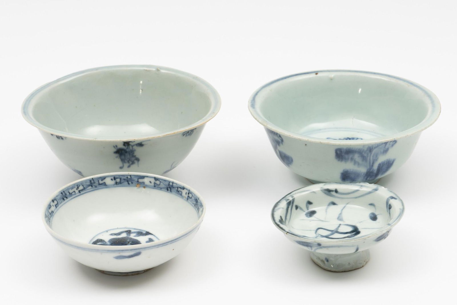 4 Ming Porcelain Bowls and Sweetmeats Stand (1 of 17)