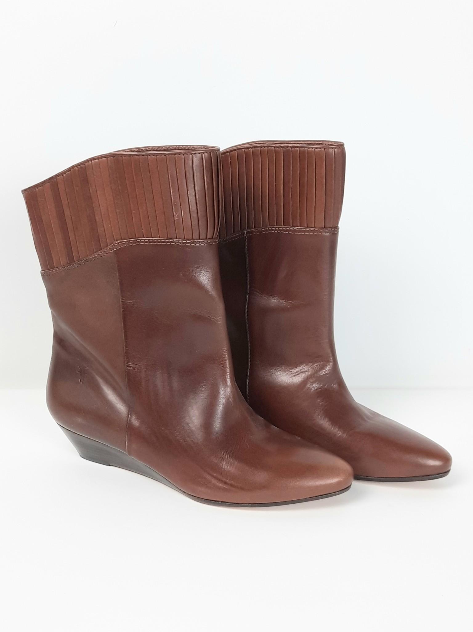 Pr Frye Leather Pleated "Sam" Boots: Size 8M. Box not included. Some wear. LR IMPORTANT: Before bidding, please read the terms and conditions. When you registered for the auction you agreed to these terms and will be required to comply w